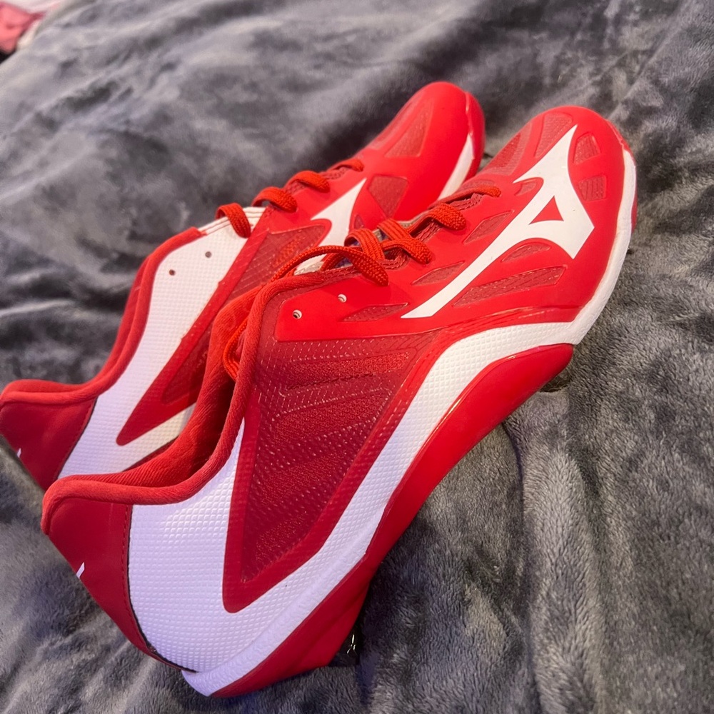 Men’s Mizuno base ball cleats, never worn size 9.5